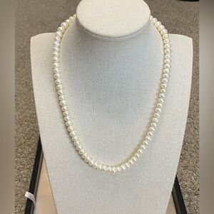 Vintage 14K Gold Claps White Pearl Necklace